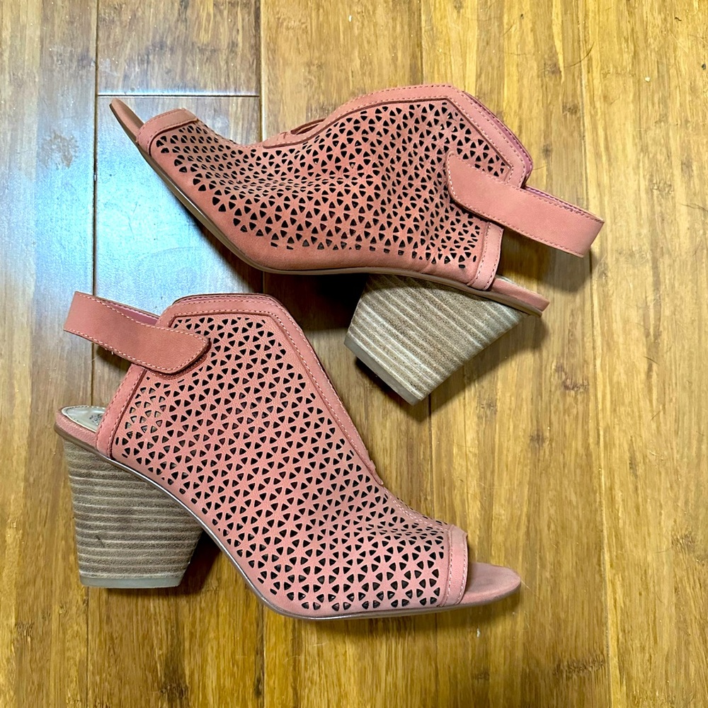 Vince Camuto 9.5 Datalla coral leather stack heel - new